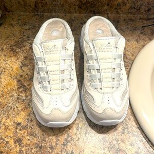 Beautiful skechers women’s size 6 brand new!! Perfect!